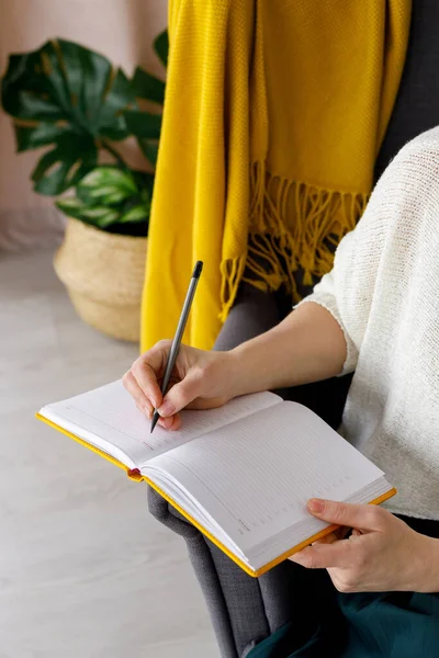 Жінка Блогер Робить Нотатки Жовтому Блокноті Запланувати Завдання День Ведення Стокове Фото