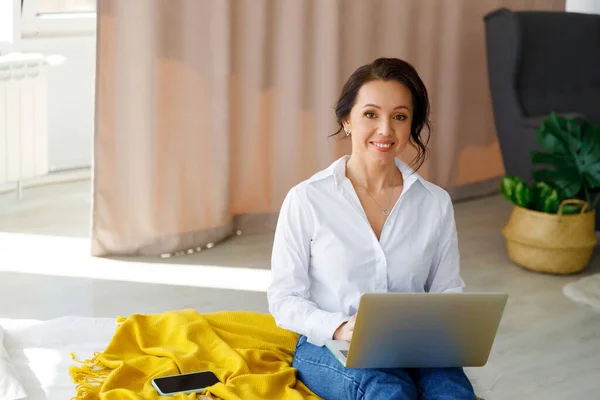 Brunette Woman White Shirt Jeans Freelancer Works Laptop Home Female — Stock Photo, Image