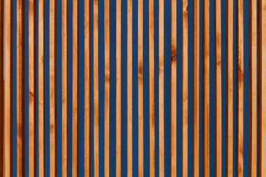 Doğal arka plan. Dikey tahta çıtalardan arka plan. Tahta kalaslar. İç dizayn. Tasarımcı için boş şablon