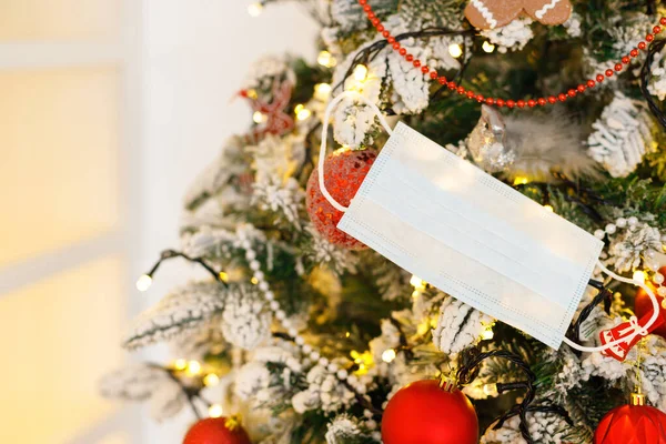 Ano Novo Fundo Natal Máscara Facial Médica Protetora Pendurada Árvore — Fotografia de Stock