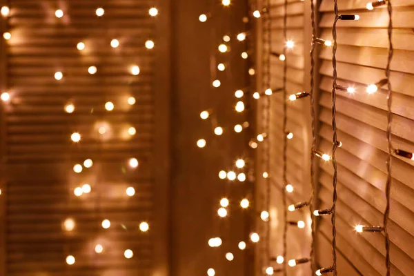 Slinger Met Gele Bollen Hangt Houten Scherm Nieuwjaar Kerst Achtergrond — Stockfoto