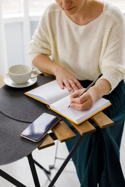 Business Woman Holds Smartphone Her Hand Makes Entries Notepad Business — Stock Photo, Image