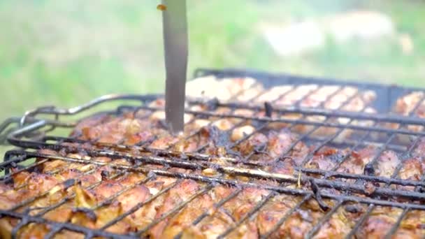 Człowiek grillowanie mięsa kiełbasy na zewnątrz — Wideo stockowe