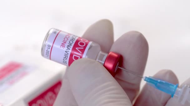 O médico de perto enche a seringa com a vacina contra o coronavírus da ampola. Conceito de tratamento da infecção pelo coronavírus, vacinação COVID-19. 4k — Vídeo de Stock