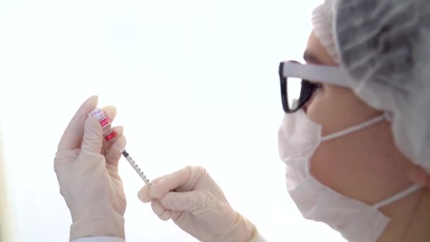 Ο γιατρός του κλειστού θαλάμου γεμίζει τη σύριγγα με το εμβόλιο του κορωναϊού από τη φύσιγγα. Έννοια της θεραπείας της λοίμωξης από τον ιό Coronavirus, εμβολιασμός COVID-19. 4ια — Αρχείο Βίντεο