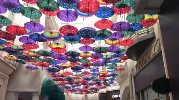 Indoor Färgglada Paraplyer Himlen Dubai Mall Förenade Arabemiraten — Stockvideo