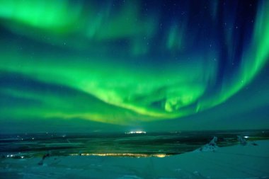 Aurora borealis (kuzey veya kutup ışıkları. Finlandiya 'da kışın Kuzey Kutup Dairesi.