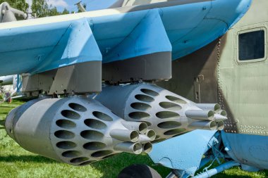 Eski bir Sovyet askeri helikopterinin güdümsüz silahları..