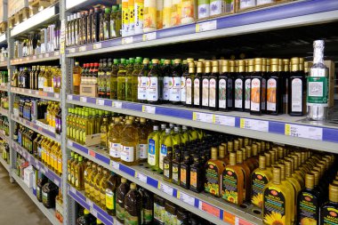 Moskova - 05 Kasım 2018: Mağazadaki raflarda çeşitli türde yağlar.