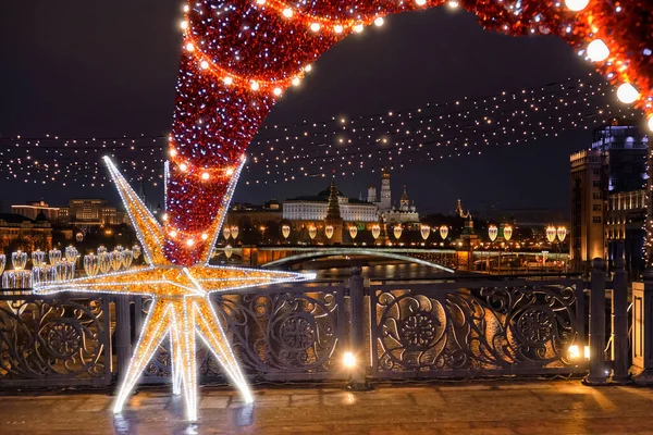 Dekoracje Świąteczne Lampkami Noworocznymi Widokiem Kreml Moskwa — Zdjęcie stockowe