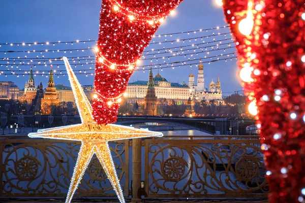 Dekoracje Świąteczne Lampkami Noworocznymi Widokiem Kreml Moskwa — Zdjęcie stockowe