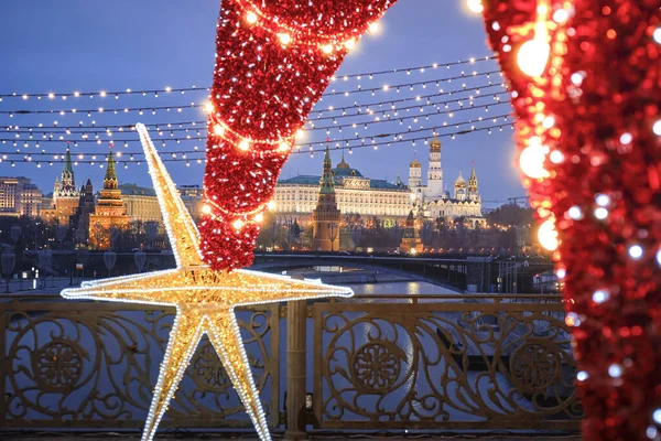 모스크바 크렘린을 내려다보는 새해의 햇살이 비치는 크리스마스 스톡 사진
