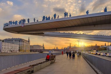 Moskova - 17 Nisan 2021: Moskova nehri üzerinde 