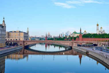 Moskova nehri ve Kremlin seti manzaralı panoramik bir manzara..