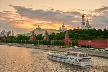 Moskova, 20 Mayıs 2021: Moskva Nehri ve Moskova Kremlin seti üzerinde yaz kenti manzarası.