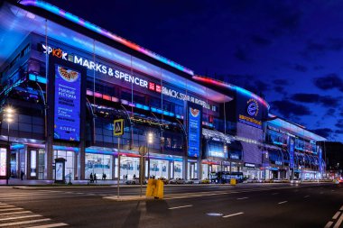 Moskova, 21 Mayıs 2021: Modern alışveriş merkezi manzaralı şehir manzarası 