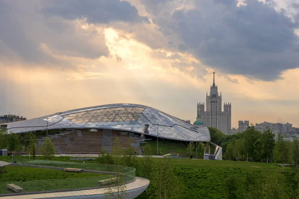 Zaryadye Parkı manzaralı panoramik bulutlu manzara ve arka planda gökdelen.