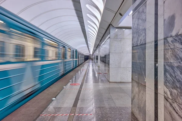 モスクワ地下鉄駅 乗客を乗せた列車はホームから出発する — ストック写真