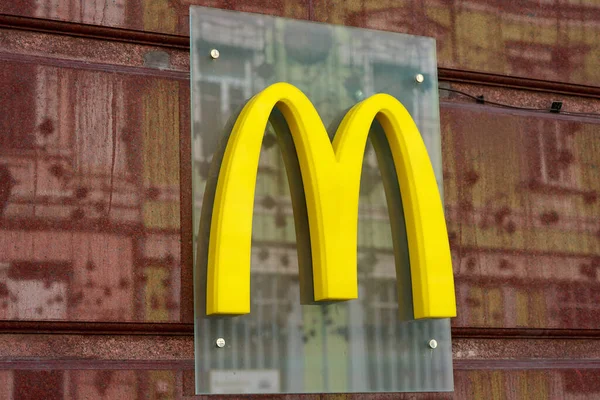 Москва Мая 2021 Года Логотип Макдональдса Желтая Буква Стене Здания — стоковое фото
