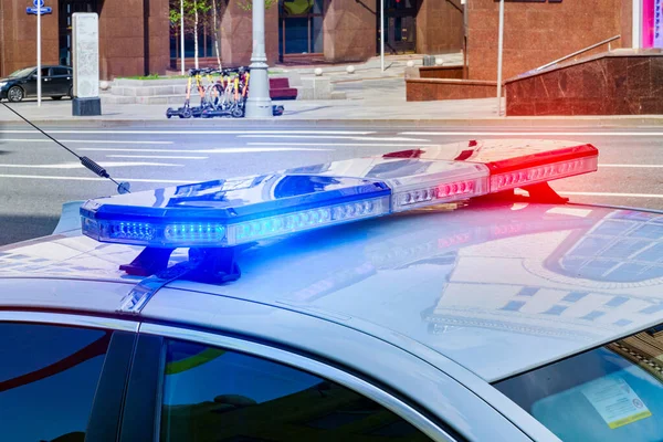 Κόκκινο Και Μπλε Φώτα Αναβοσβήνει Στο Αυτοκίνητο Της Αστυνομίας — Φωτογραφία Αρχείου