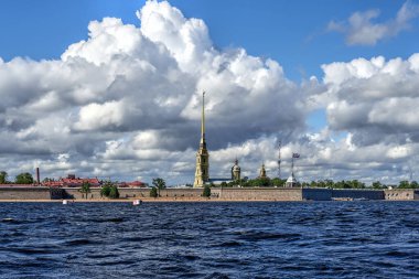 Saint Petersburg şehri, Neva nehrinden Peter ve Paul kalesinin manzarası. Gündüz şehir manzarası, güzel bulutlar mavi gökyüzüne karşı.