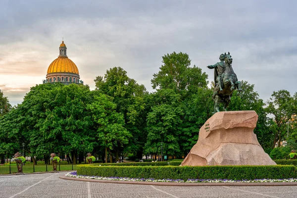 城市景观 圣彼得堡彼得一世纪念碑 以撒大教堂的背景 — 图库照片