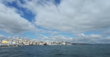 İstanbul 'da hareket halindeki feribot ve manzara