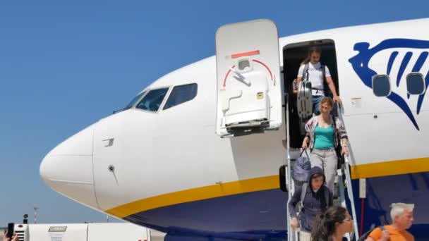Boldog nő száll le a Ryanair repülőgép nyáron - közepes lövés — Stock videók