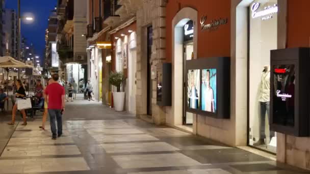 Schaufenster am Abend in Bari in Italien — Stockvideo