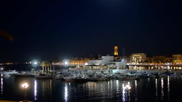 Barcos e a lua à noite Bari na Itália — Vídeo de Stock