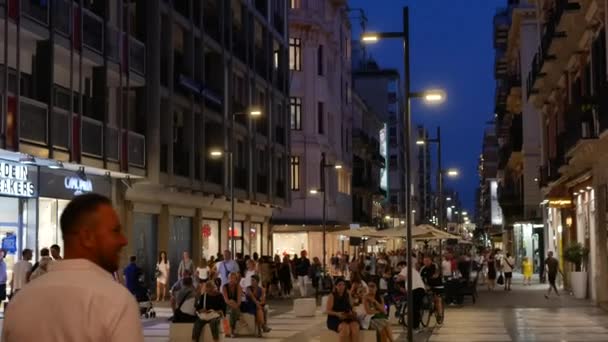 La foule dans la rue commerçante de Bari en Italie - floue — Video
