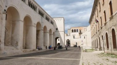 Bari 'deki Aziz Nicholas Bazilikası' nın yan kemerleri.