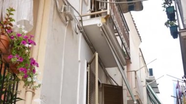 Bari-Tilt 'te geleneksel balkonları olan eski bir sokak.