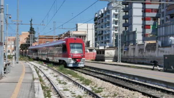Rött tåg avgår från tågstationen i Bari i Italien — Stockvideo