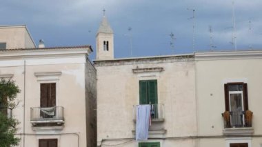 İtalya 'nın eski Bari kasabasındaki binalar