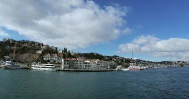 Boğaz kıyısındaki tekneden geniş görüş açısı.