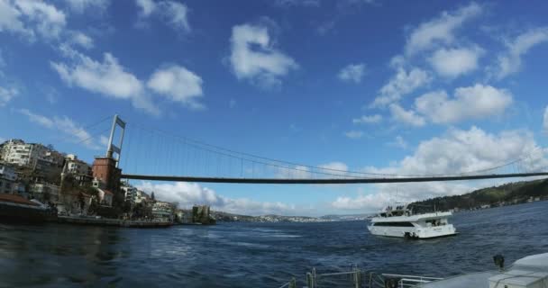 Uitzicht vanaf de veerboot nadert Fatih Sultan Bridge in Istanbul — Stockvideo