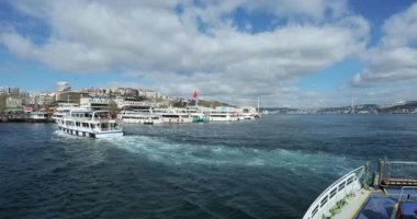 Güneşli bir günde İstanbul 'daki Beşiktaş' ta feribotlar