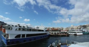 İstanbul 'daki Beşiktaş İskelesi ve feribottan inen insanlar