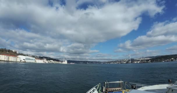 Ultra széles kilátás az isztambuli kompról és a Bosphorus hídról — Stock videók