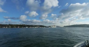 Türkiye 'de İstanbul Boğazı' nda dolu bir tankerle feribottan görüntülendi