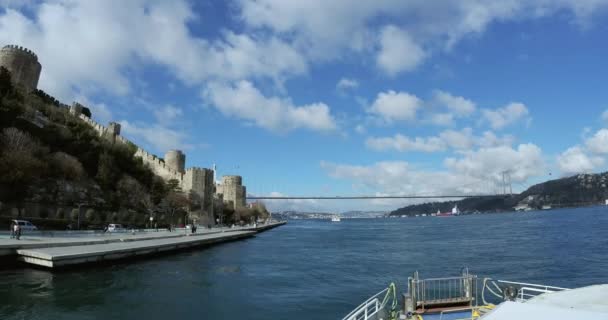 Uitzicht vanaf de veerboot op het Rumeli Hisar kasteel en de Fatih Sultan brug in Istanbul — Stockvideo