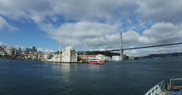 Vista da balsa que se aproxima da Ponte do Bósforo em Istambul — Vídeo de Stock