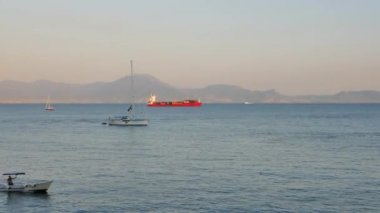 Napoli 'de gün batımında tekne karenin karşısına geçiyor.