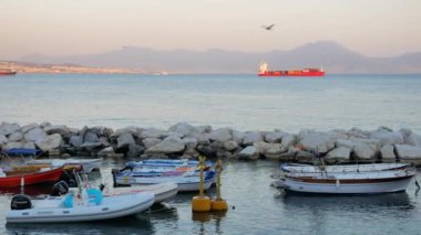 Napoli 'de gün batımında tekneler - Pan