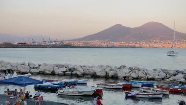 Widok na Wezuwiusza i małe łodzie o zachodzie słońca w Neapolu — Wideo stockowe