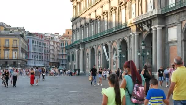 Orang banyak di dekat Istana Kerajaan Napoli — Stok Video