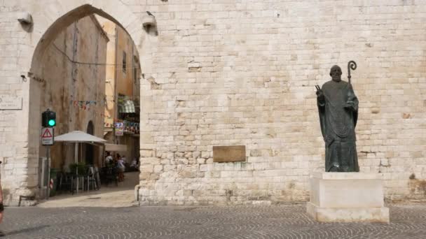 Staty av Sankt Nikolaus utanför Basilica di San Nicola i Bari — Stockvideo