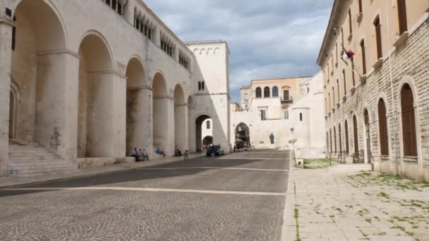 Väg i gamla stan nära Sankt Nikolaus basilika i Bari — Stockvideo