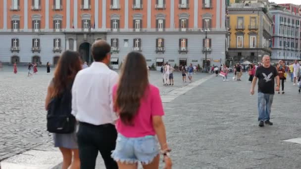 Kerumunan orang di Plebiscito Square di Naples — Stok Video